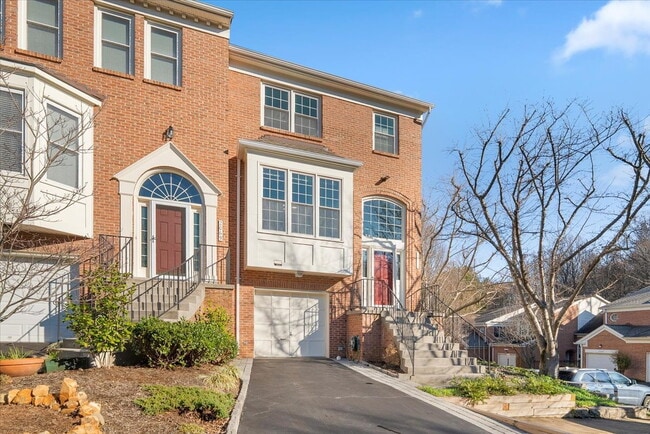 Building Photo - Beautiful End-Unit Townhome with Spacious Interior and Outdoor Living