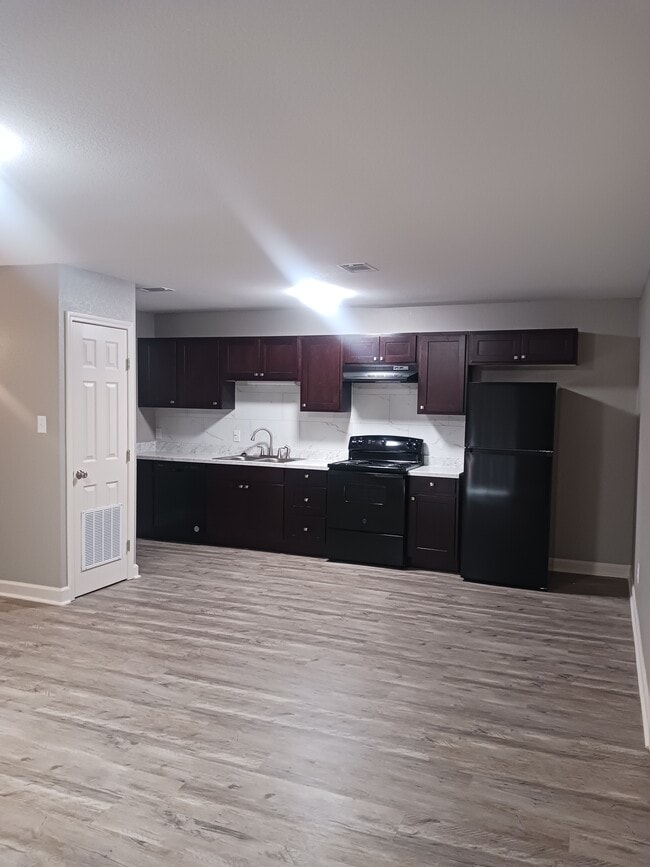 Photo - Pines Apartments