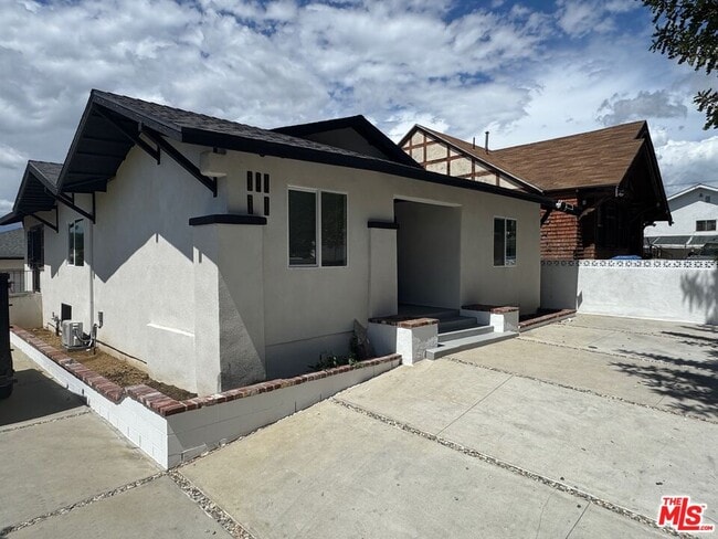 Building Photo - 241 N Park View St Unit 243