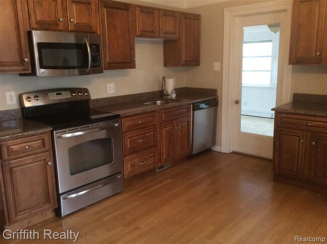 Photo - 8345 Maltby Rd