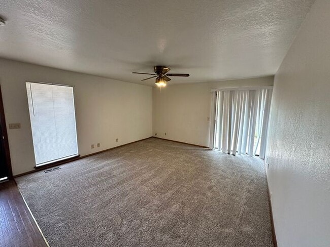 Building Photo - Beautiful 3-Bedroom Duplex in the Heart of Norman!