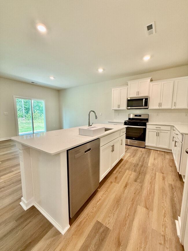 Room in House on Cramer Crk Dr - Room in House on Cramer Crk Dr