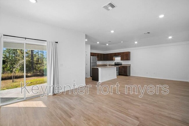 Photo - 341 Reeves St