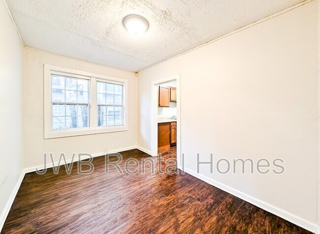 Photo - 2053 Baldwin St