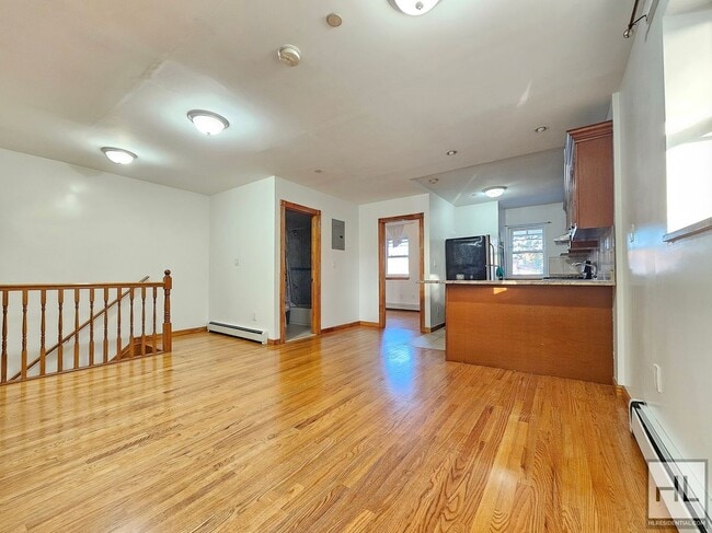 Building Photo - Spacious 3-Bedroom Apartment in Woodside