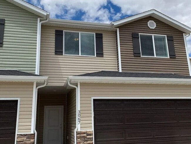 Building Photo - 3 Bedroom End-Unit Townhome in Cedar Bend – Great Cedar City Location