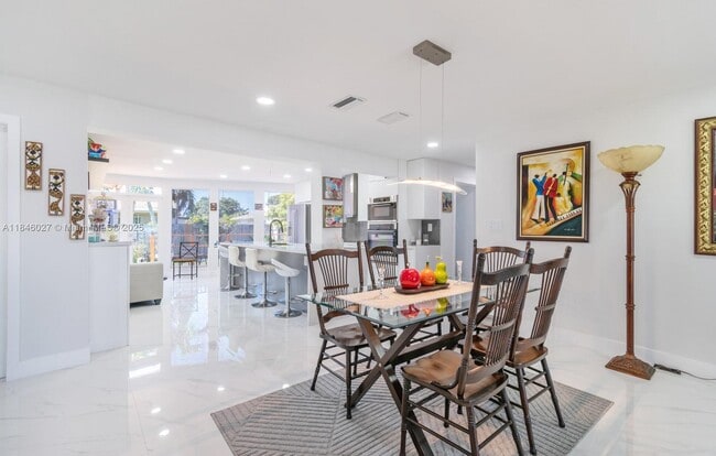 Photo - 6613 Westwood Blvd