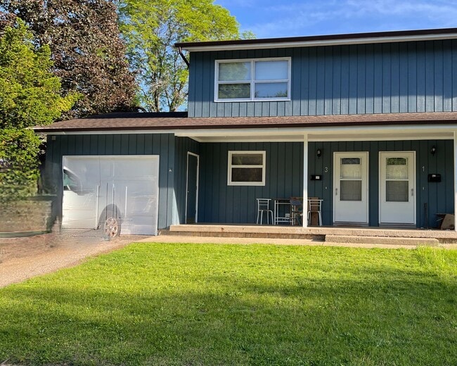 Photo - 3 Bedroom home with garage, laundry and fenced yard!