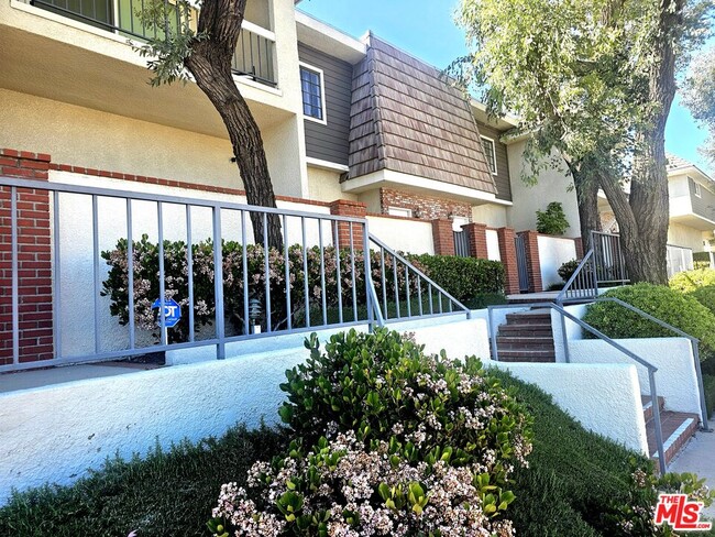 Building Photo - 10201 Mason Ave