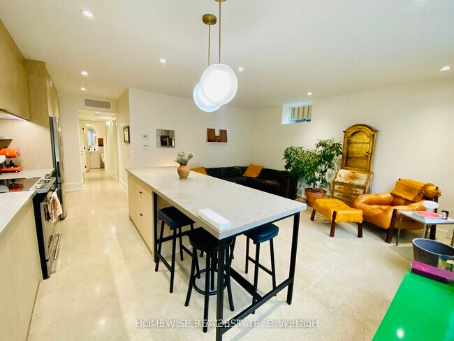 Photo - 1540 King St W