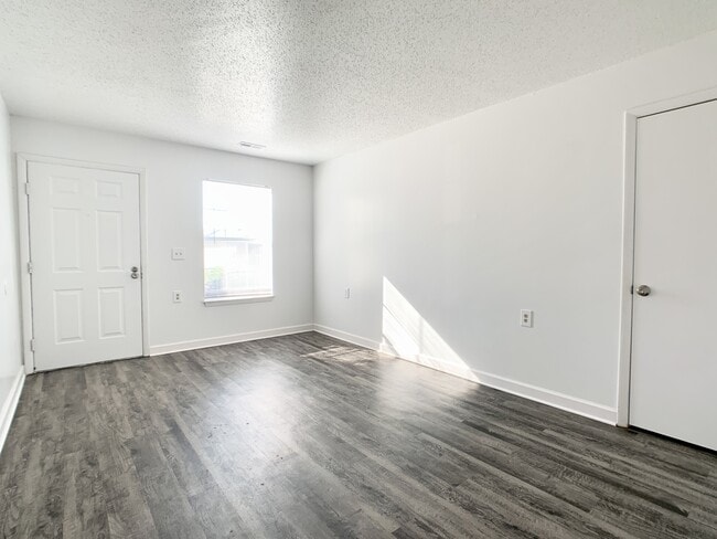 2BR, 1BTH - 850 SF