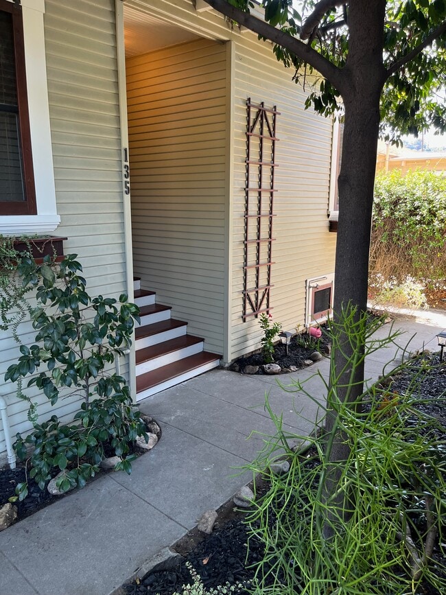 Building Photo - 135 E Ave 42 Unit 135