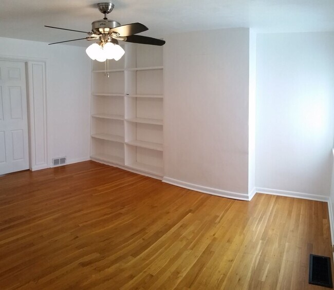 Photo - Southside Flats Recently Renovated 3 bedroom beauty with OFF-STREET PARKING and patio!