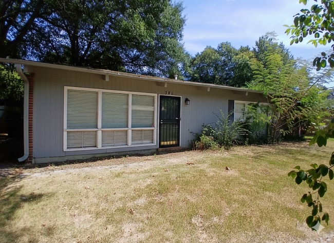 Building Photo - Stunning 3 Bedroom 2 Bath | East Memphis Rental