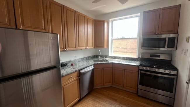 Updated kitchen - 845 W Belle Plaine Ave Unit 1W