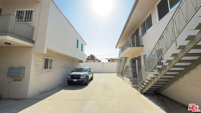 Building Photo - 975 S Kingsley Dr Unit 6 Rental
