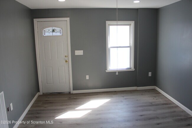 Photo - 335 Phelps St