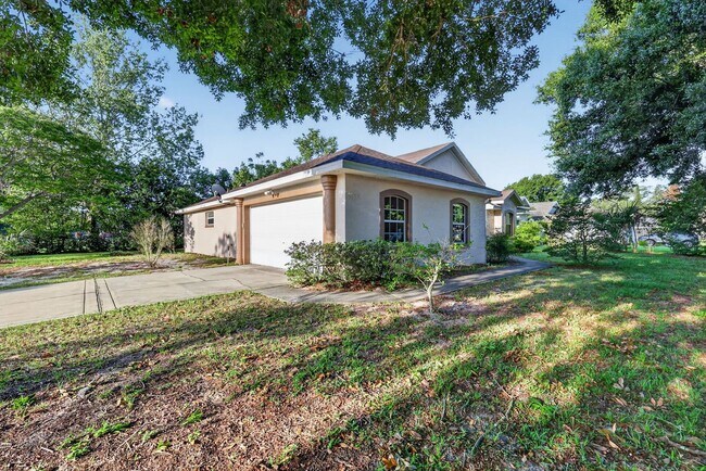 Photo - Available NOW - 3/2 Split Plan Home in Eustis with large Florida Rm!