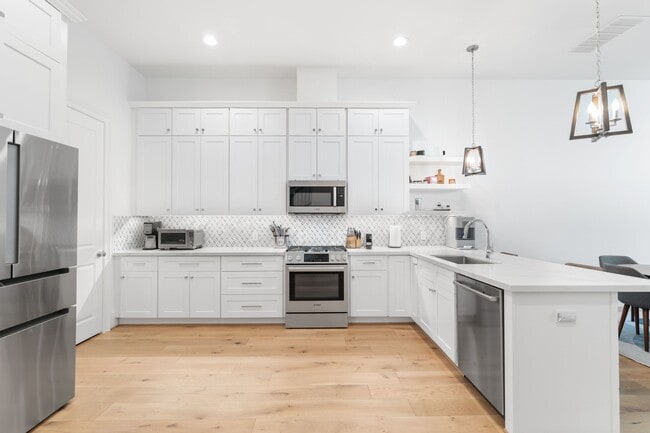 Photo - 929 Nadine St