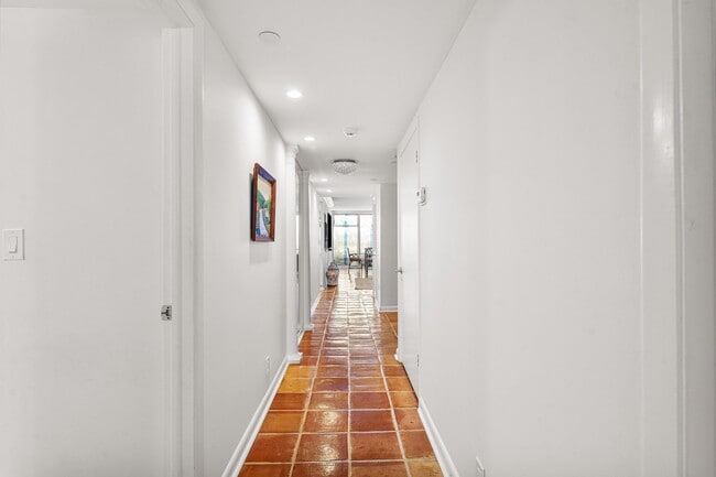 Building Photo - 529 S Flagler Dr Unit 6g
