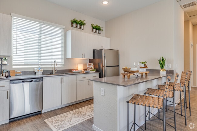2BR, 2BA - 915SF