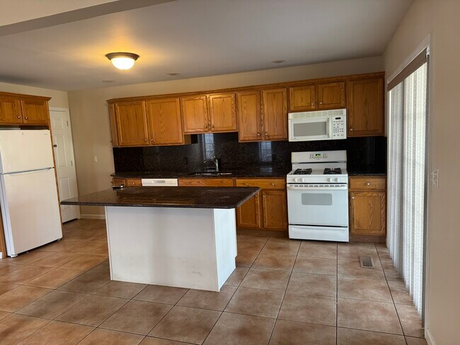 Building Photo - 566 Green St