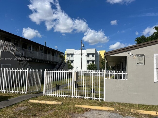 Building Photo - 5100 NW 23rd Ave Unit 1