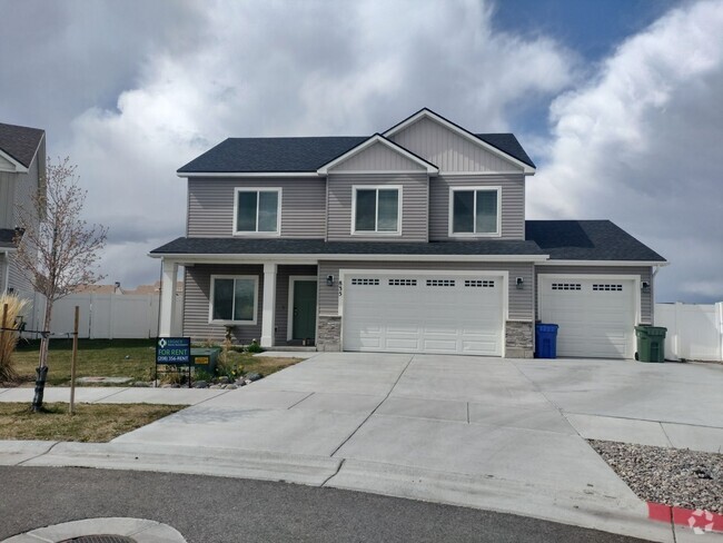 Building Photo - Beautiful 4 bed 2.5 bath home in the desir...