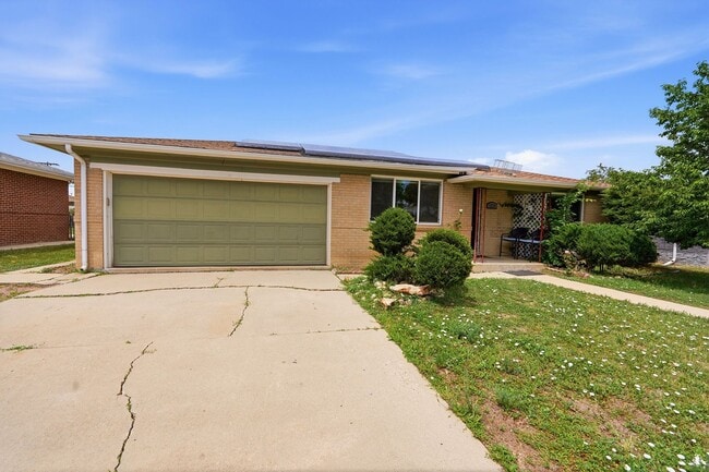 Photo - 5 bedroom, 3 1/2 bath, home with two master suites and 2 car garage.