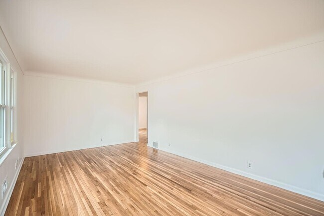 Photo - 6300 Quebec Ave N