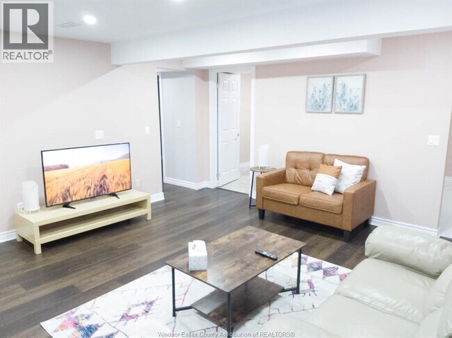 Photo - 4694 Helsinki Crescent