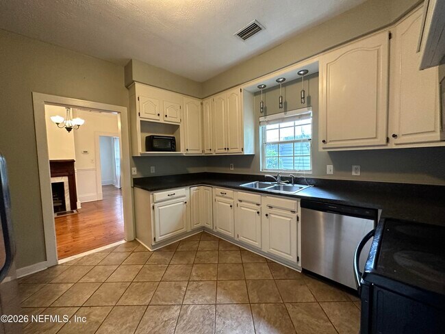 Photo - 3867 Herschel St