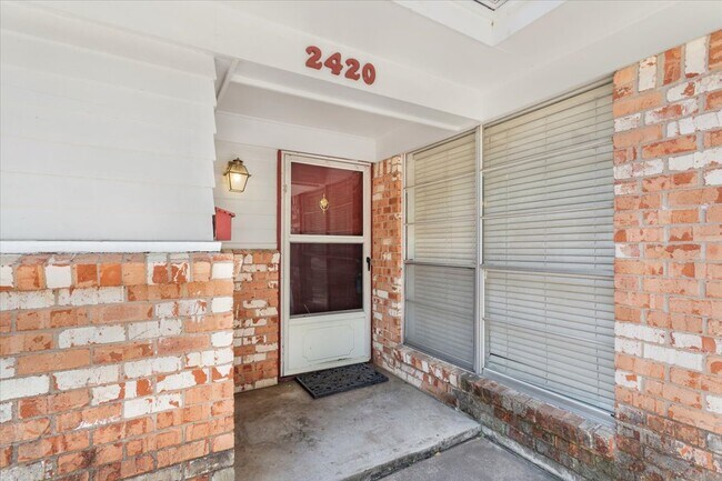 Photo - 2420 N Lockhart St