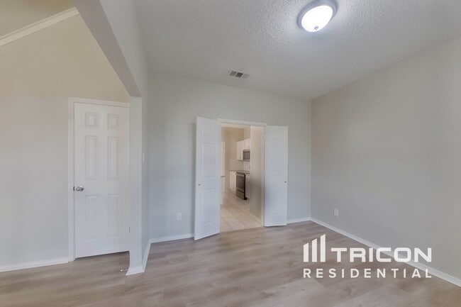 Photo - 589 Continental Dr