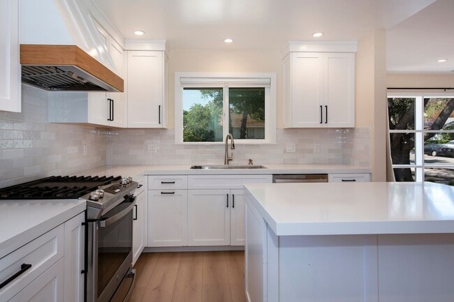 Photo - Remodeled Mesa Home Steps From Shoreline Park!