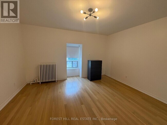 Photo - 756 Queen St W