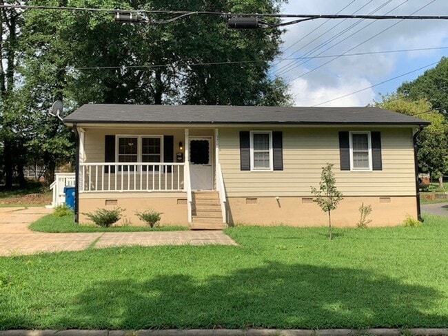 Building Photo - Darling Three Bedroom Home in Mount Holly NC!!