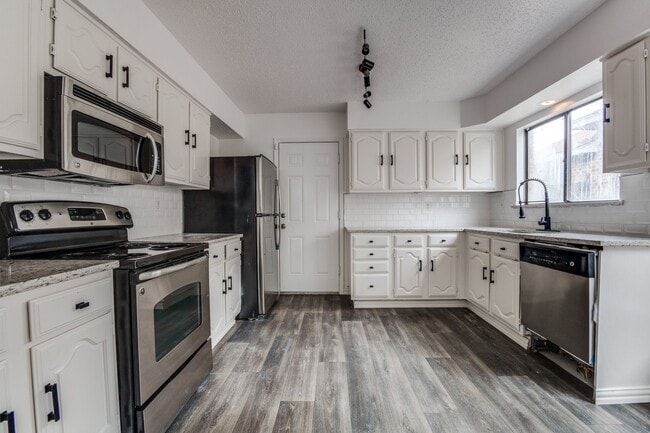 Photo - 434 Wellington Dr