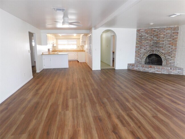 2077 Whitewater Dr