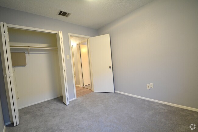 Building Photo - 1813 Golden Pheasant Dr Rental