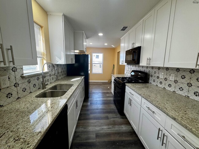 Photo - 603 E Alameda St