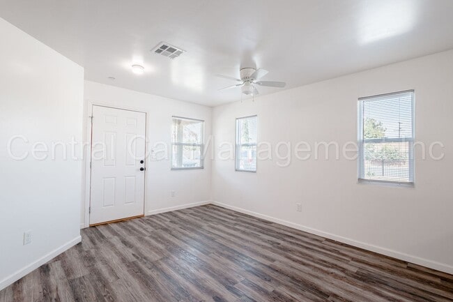 Photo - 129 E 8th St Unidad Apt A