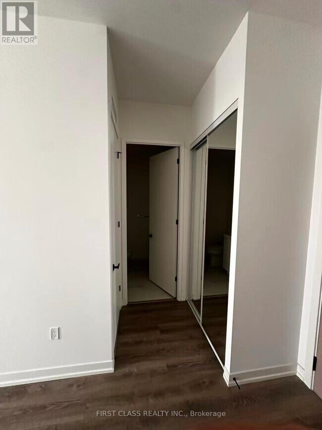 Photo - 8 Interchange Wy Unité 3703