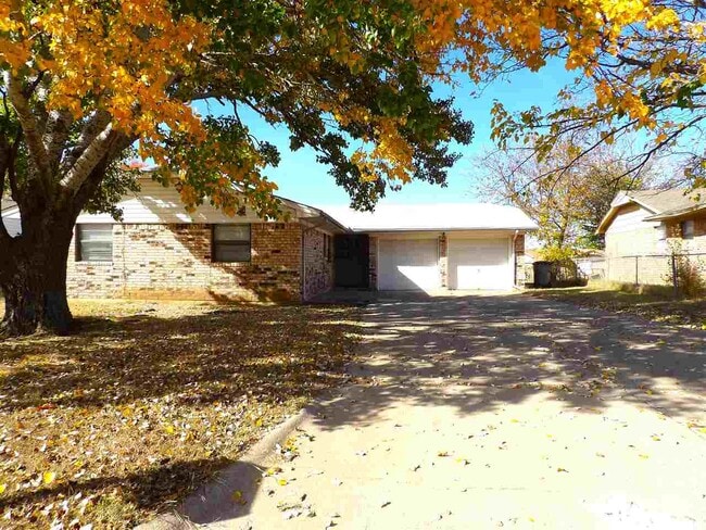 Building Photo - 125 SE Surrey Ln