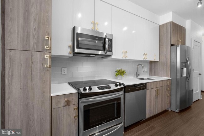 Kitchen with pantry - 145 Riverhaven Dr Unit 522