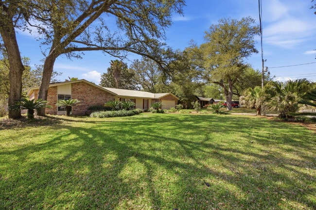 Photo - 157 Country Club Rd