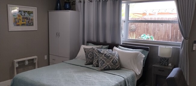 Building Photo - 4556 17th Ct SW Unit Efficiency/ Studio Rental