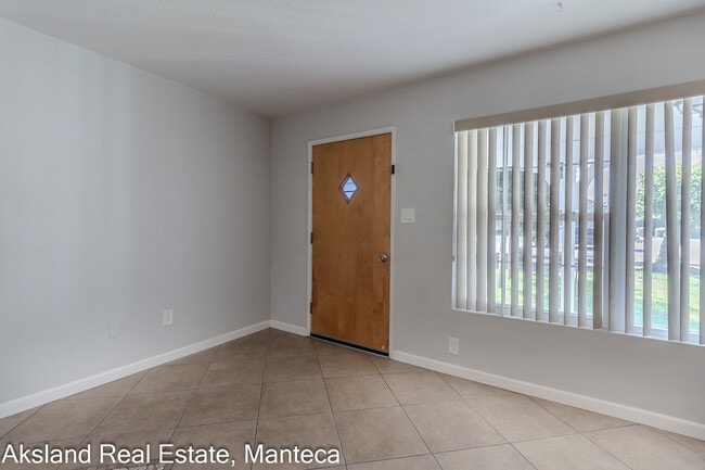 Photo - 3007 W Lathrop Rd Unit 1