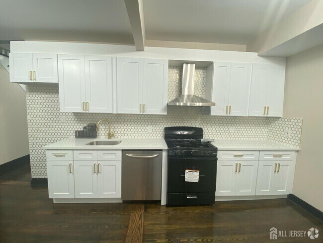 Building Photo - 11 Center St Rental