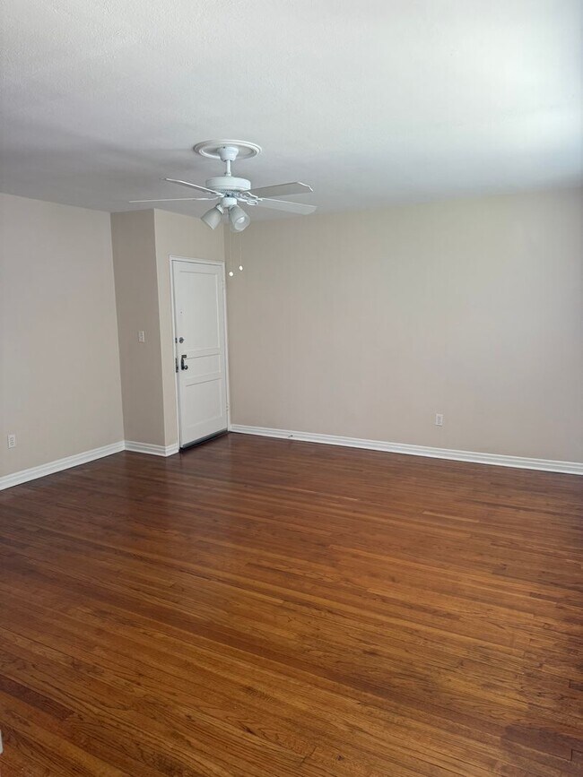 Building Photo - Capitano Unit Cap 10